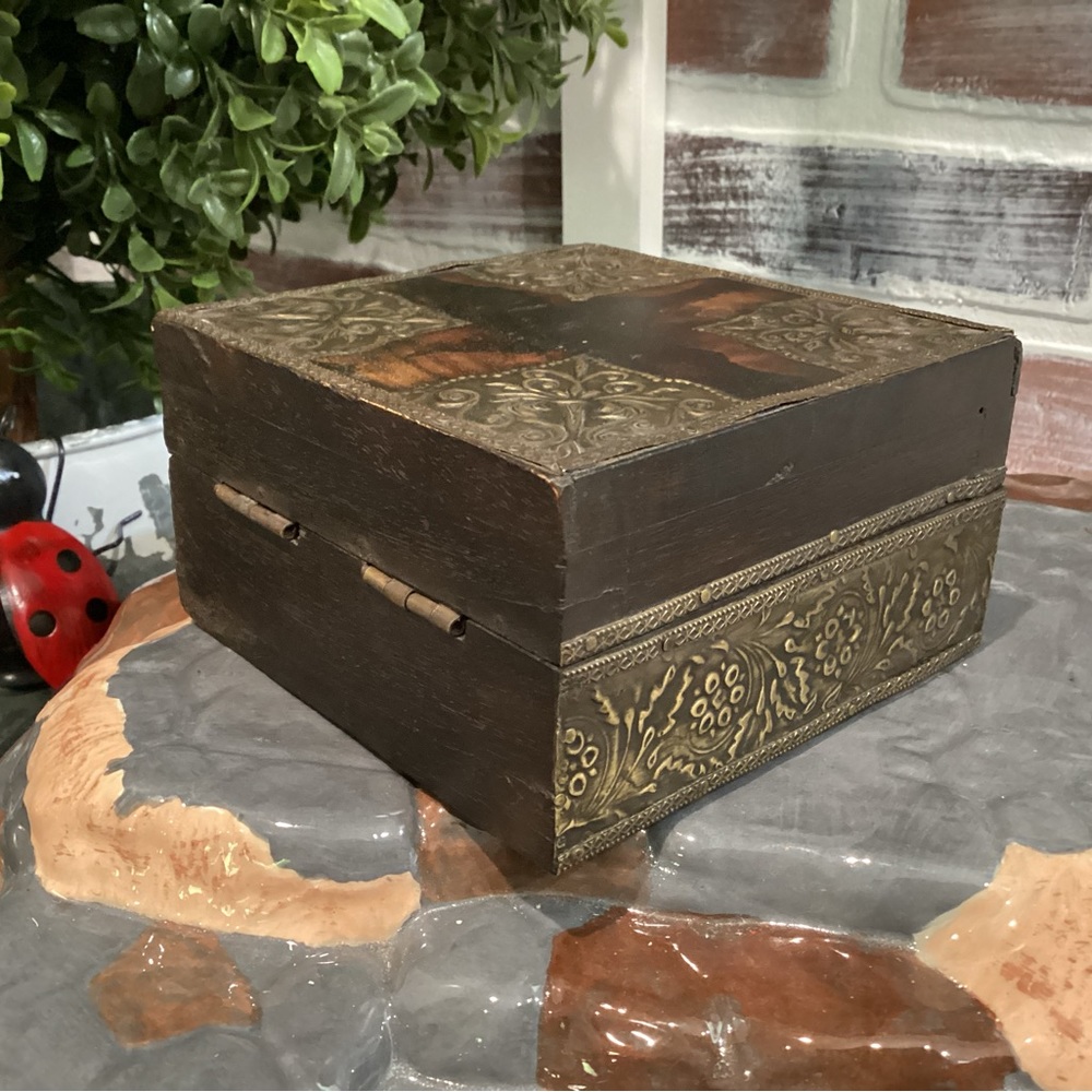 🟤 Vintage - Beautifully crafted solid wood, brass/metals Jewelry / Keepsake Box - Picture 4 of 12